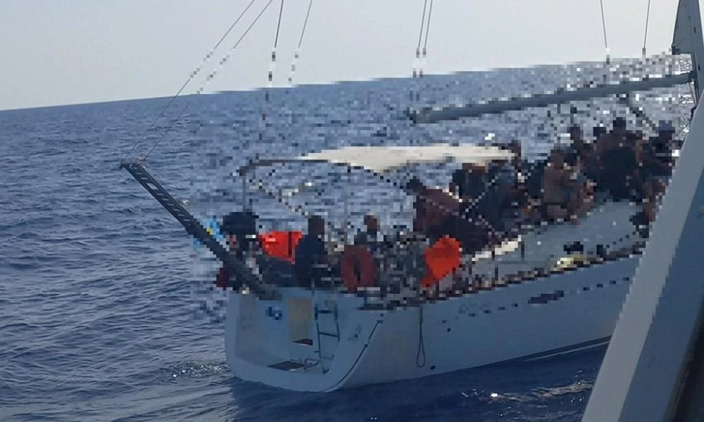 Ακυβέρνητο ιστιοφόρο με 76 λαθρομετανάστες στην Αστυπάλαια